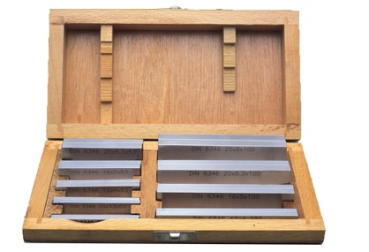Parallelunterlagen nach DIN 6346  4 bis 32 mm liegend im Holzkasten