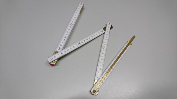 Holzgliedermaßstab 2 m - mit verzinkter Messingzunge 20 cm - Farbe weiß / Import